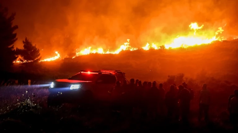 Φωτιά στην Πεντέλη: Στη μάχη και οι Ένοπλες Δυνάμεις