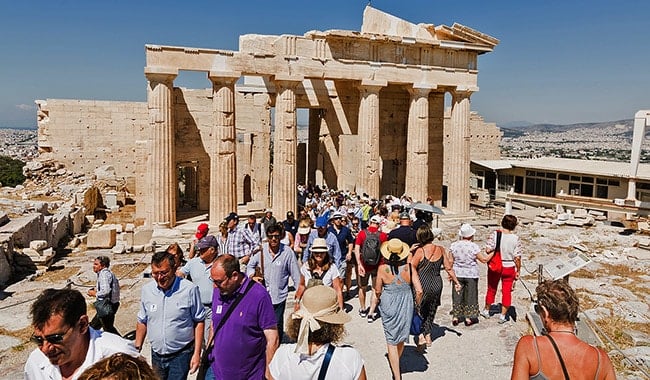 Χωρίς υποχρεωτική καραντίνα ασυμπτωματικοί ή με ήπια συμπτώματα τουρίστες με κορονοϊό