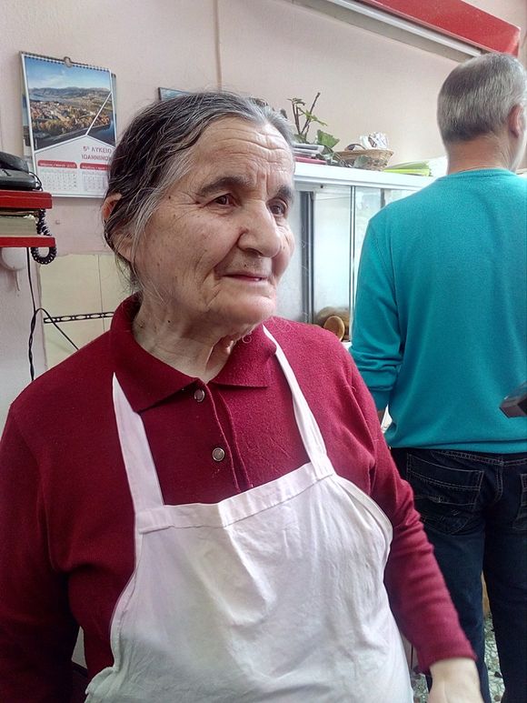 i gianniotissa poy ftiachnei tin pio nostimi mpoygatsa stin ellada ta teleytaia 50 chronia
