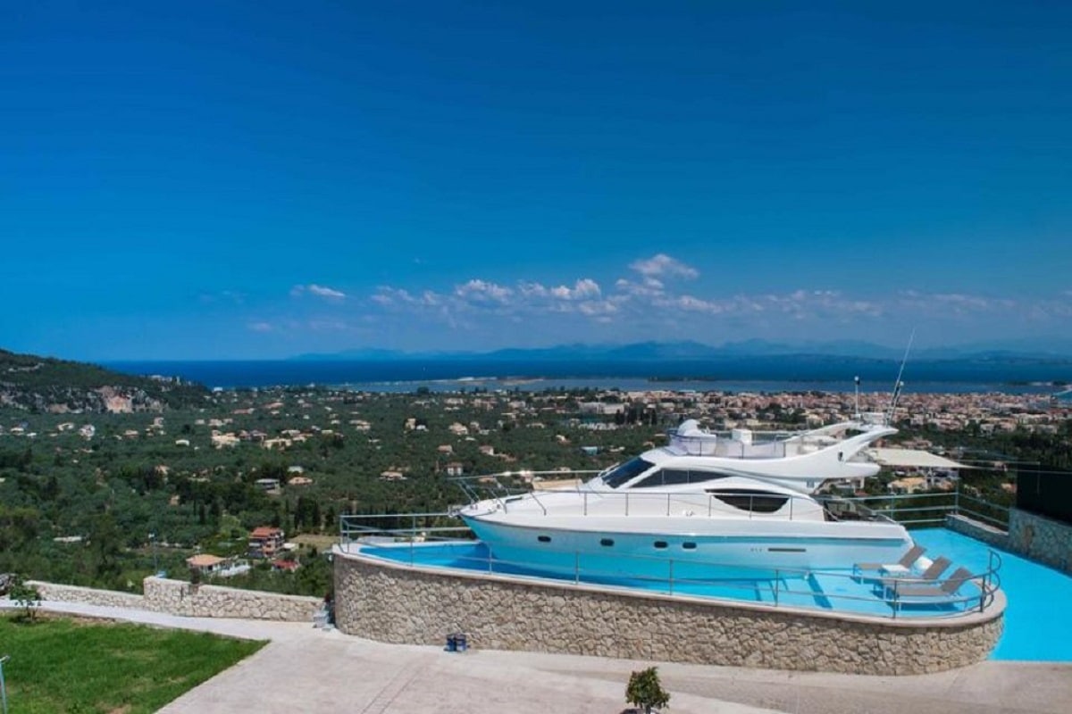 lefkada giot sti pisina