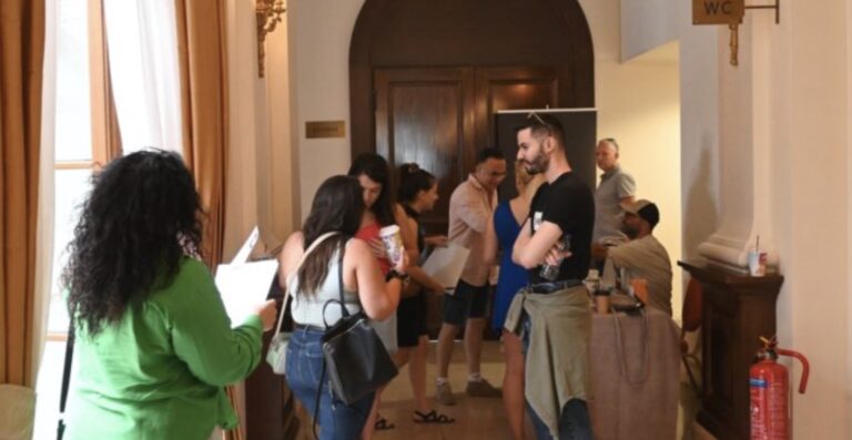 Τρέχουν στις ουρές οι Έλληνες για την οντισιόν του μουσικού ριάλιτι «The Voice»