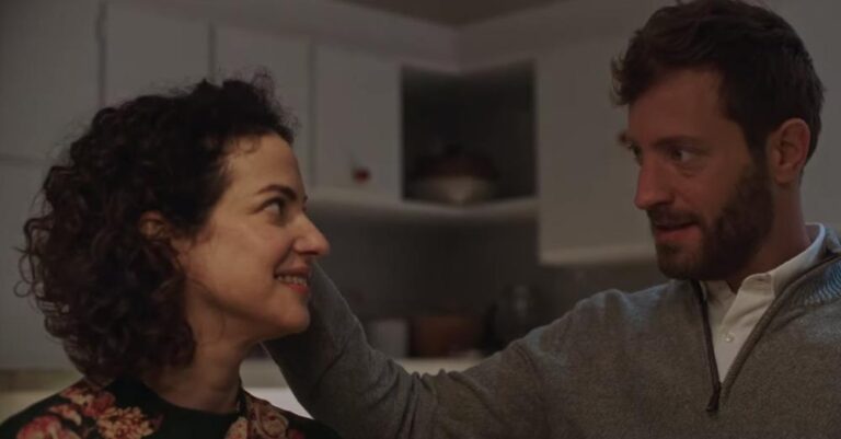 «Άσε λίγο κάτω το μπαλόνι»: Το νέο σποτ για τις γυναικοκτονίες που κόβει την ανάσα