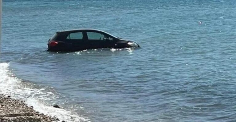 Πάτρα: Αυτοκίνητο βρέθηκε μόνο του μέσα θάλασσα