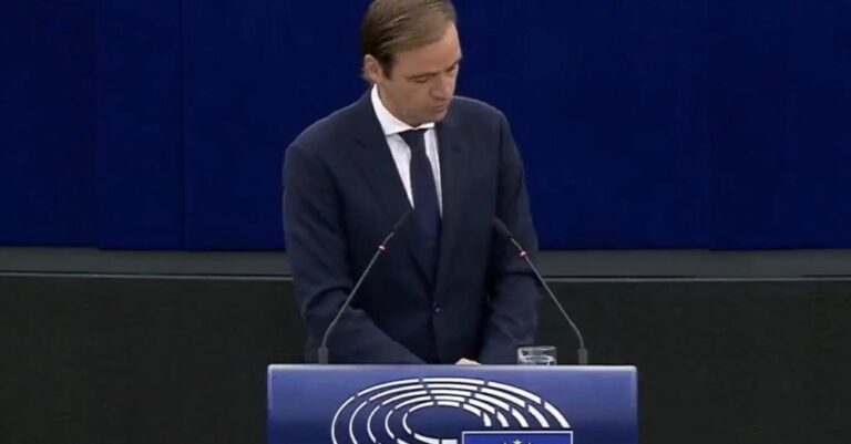 Ανελέητο σφυροκόπημα του αντιπροέδρου στον Μητσοτάκη μέσα στο ευρωκοινοβούλιο – Τον διέσυρε με ρητό του Σωκράτη!