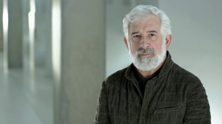 «Ο Πέτρος Φιλιππίδης κατέβαζε το εσώρουχό του στο διάδρομο του θεάτρου και κοιταζόταν στον καθρέφτη»