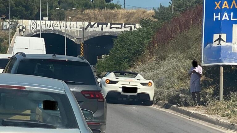 Θεσσαλονίκη: Oδηγός Ferrari έμεινε από βενζίνη στον περιφερειακό