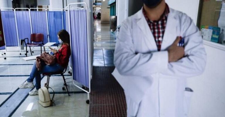 Εμβόλιο: Ο ΕΜΑ συνιστά 4η δόση στους 60 και άνω εν μέσω «νέου κύματος»