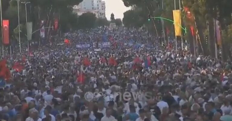 Aλβανία: Χιλιάδες πολίτες βγήκαν στους δρόμους για την ακρίβεια και την διαφθορά της κυβέρνησης