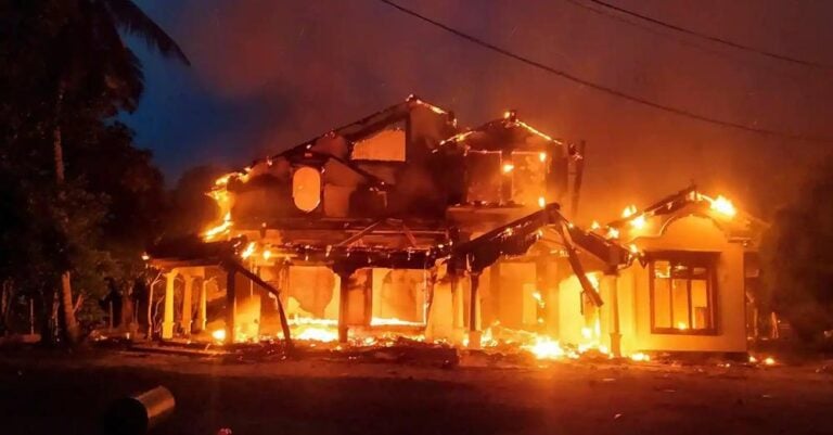 Χάος στη Σρι Λάνκα: Διαδηλωτές έβαλαν φωτιά στο σπίτι του πρωθυπουργού