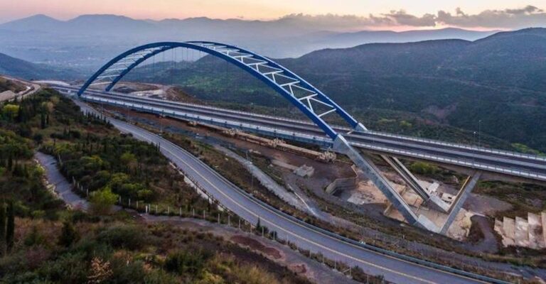 Μια από τις μεγαλύτερες τοξωτές γέφυρες του κόσμου και δεύτερη σε μήκος στην Ελλάδα βρίσκεται στην καρδιά της Πελοποννήσου