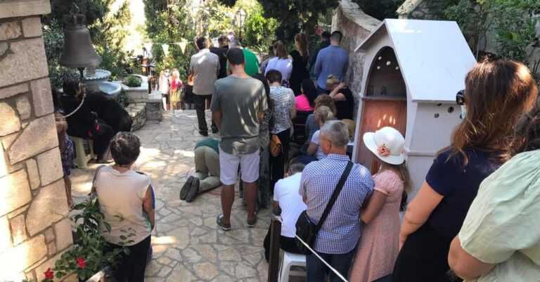 Παραμονή Άγιου Παΐσιου με χιλιάδες στον Λυκαβηττό παρά τη λάστη – Π Δημήτριος: Δεν ακούω τίποτα- Με νοιάζει ο Παράδεισος