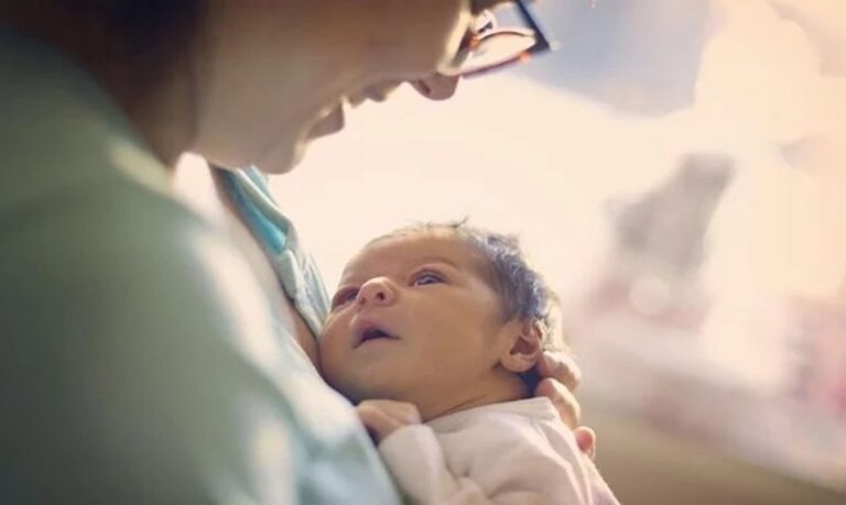 Γυναίκα έγινε για πρώτη φορά μαμά στα 49: «Η μητρότητα ήρθε σαν θαύμα μετά από πολλές αποβολές»