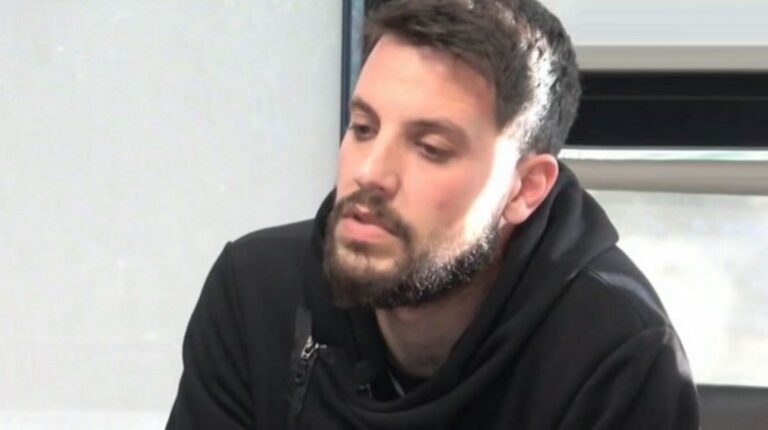 «Κυκλοφορούν στην Πάτρα ανοιχτά ως γκ@μενοι»: Ανάρτηση-βόμβα για τη συγγενή που φημολογείται πως ερωτεύτηκε ο Μάνος Δασκαλάκης