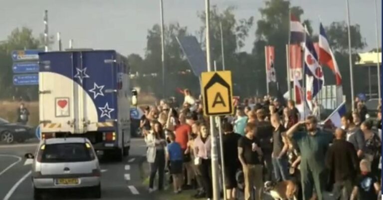Γενικεύεται η εξέγερση στην Ολλανδία: Χιλιάδες πολίτες στο πλευρό των αγροτών