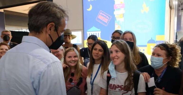 Έκαψε καρδιές: Τουρίστριες κοιτούσαν τον Κυριάκο Μητσοτάκη και «έλιωναν»