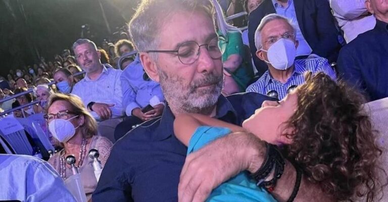 Τρυφερό στιγμιότυπο: Ο γιος του Σταύρου Ξαρχάκου αποκοιμήθηκε στην αγκαλιά του Θοδωρή Αθερίδη