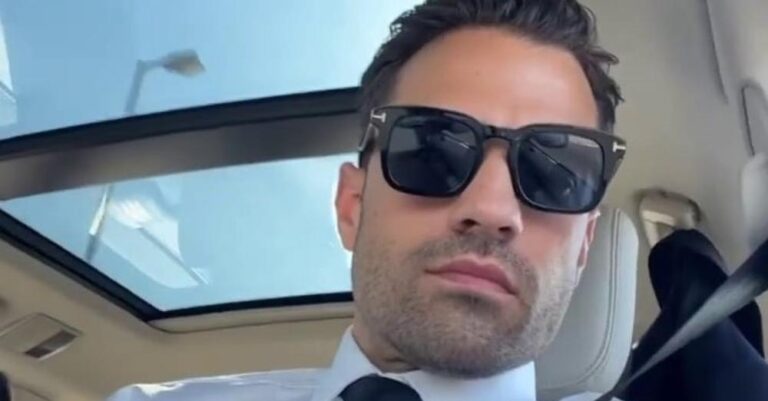 Ο Κωνσταντίνος Αργυρός στον δρόμο για τον γάμο του αδερφού του