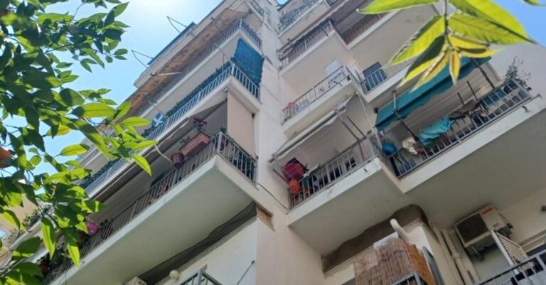Πανικός στο Ρέντη: 5χρονος έπεσε στο κενό από το μπαλκόνι – Χειροπέδες στους γονείς