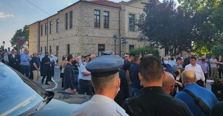 «Κατέστρεψες τη ΔΕΗ» – Νεαρός αποδοκίμασε τον Κυριάκο στη Σιάτιστα