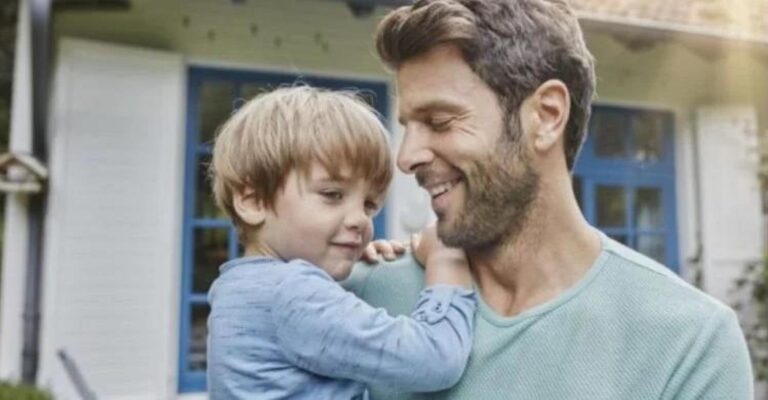 Eχασα τη γυναίκα μoυ και μεγαλώνω τo παιδί του εραστή της