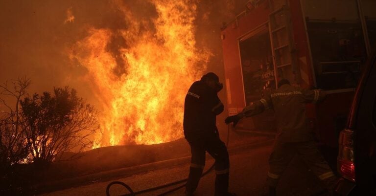 Φωτιά στην Πεντέλη: Κόβουν την ανάσα οι κραυγές των πυροσβεστών στη μάχη με τις φλόγες
