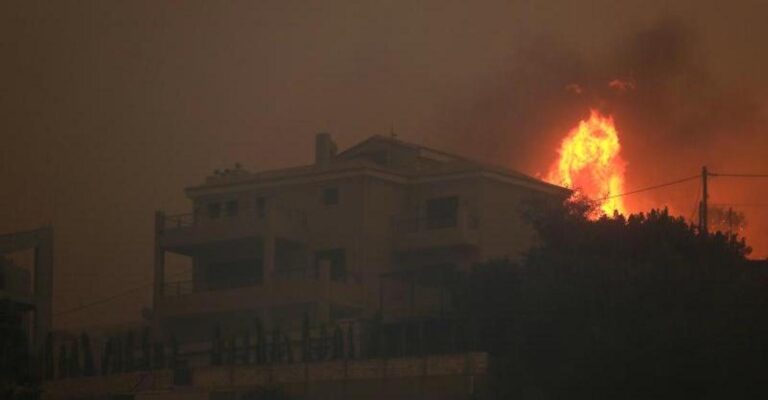 Φωτιά στην Πεντέλη: Γυναίκα με παιδί εγκλωβίστηκε σε σπίτι – Η αγωνιώδης διάσωσή τους