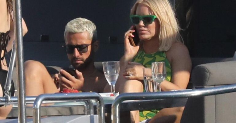 Γνωστή 46χρονη τηλεπερσόνα χαλαρώνει με τον 27χρονο σύζυγό της στη Μύκονο