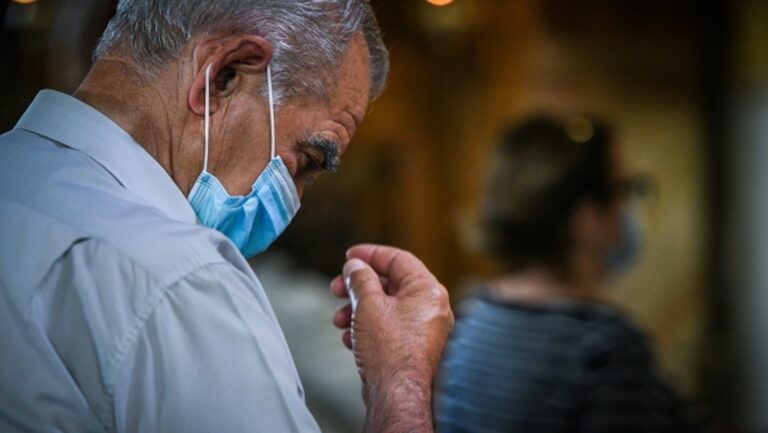 Αν δεν το κάνουμε, τον Οκτώβρη έχει lockdown: Το μέτρο που επιστρέφει για να μην κλείσουν όλα το φθινόπωρο