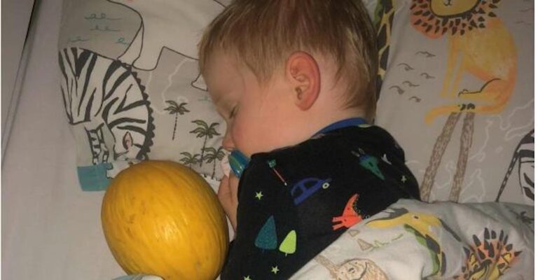 «Το παιδί μου δεν μπορεί να κοιμηθεί αν δεν πάρει αγκαλιά… ένα πεπόνι»