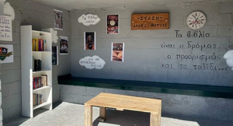 Βόλος: Μαθήτριες μετέτρεψαν στάση λεωφορείου σε δανειστική βιβλιοθήκη!