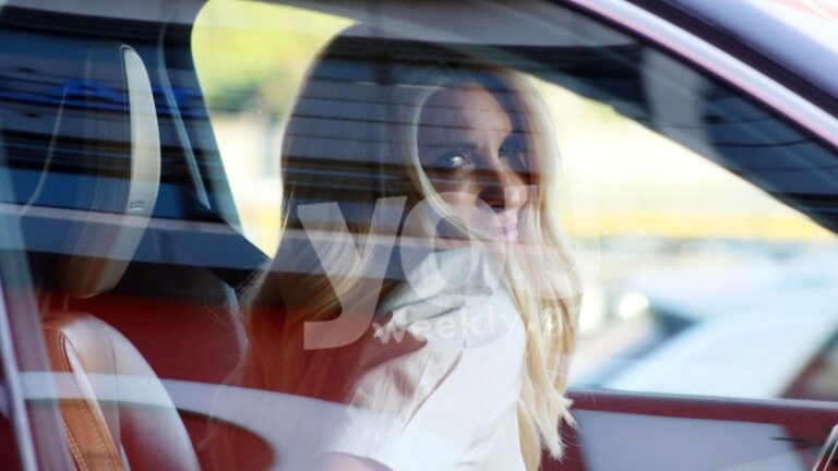 Το πουκάμισο μόνο έκανε 100 ευρώ – Η «λιτή» εμφάνιση της Ελένης Μενεγάκη στο περίπτερο της γειτονιάς της