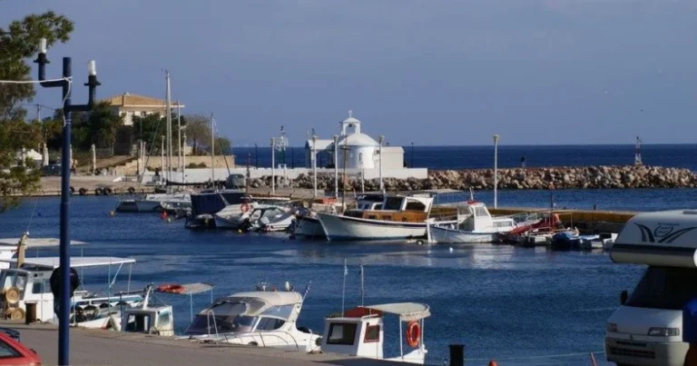 Το γραφικό ψαροχώρι που βρίσκεται μόλις 30 λεπτά μακριά από την Πρωτεύουσα και οι Αθηναίοι αγνοούν