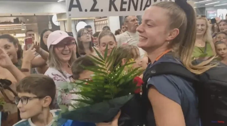 Ελίνα Τζένγκο: Αποθεωτική υποδοχή με κόρνες και καπνογόνα στο «χρυσό κορίτσι» του ακοντισμού