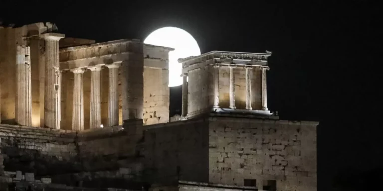 Πανσέληνος Αυγούστου: Εντυπωσιακές εικόνες από Ακρόπολη, Σούνιο