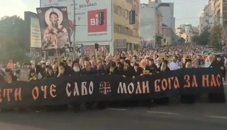 Σερβία: Λιτανεία χιλιάδων ανθρώπων στο Βελιγράδι κατά του EuroPride με σταυρούς και εικόνες