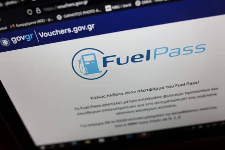 Καταγγελία πρατηριούχων για Fuel Pass: «Ξοδεύουν το επίδομα βενζίνης σε μαγαζιά και σούπερ μάρκετ»