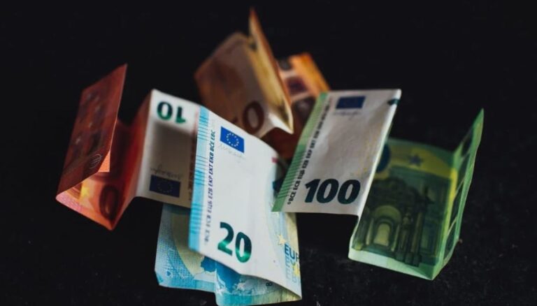 Κατώτατος μισθός: Επιστρέφει και πάλι στα 751 ευρώ μετά από 10 χρόνια