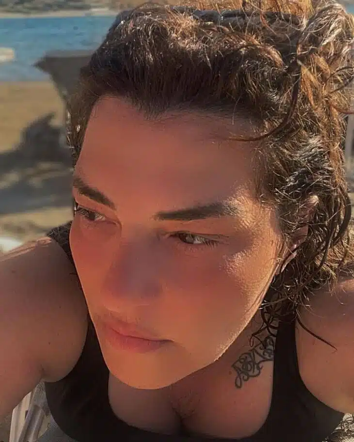 Σαν Βραζιλιάνα, πιο όμορφη από ποτέ: Η αρετουσάριστη φώτο της Κατερίνας Ζαρίφη με μαγιό να κάνει ηλιοθεραπεία 1 889