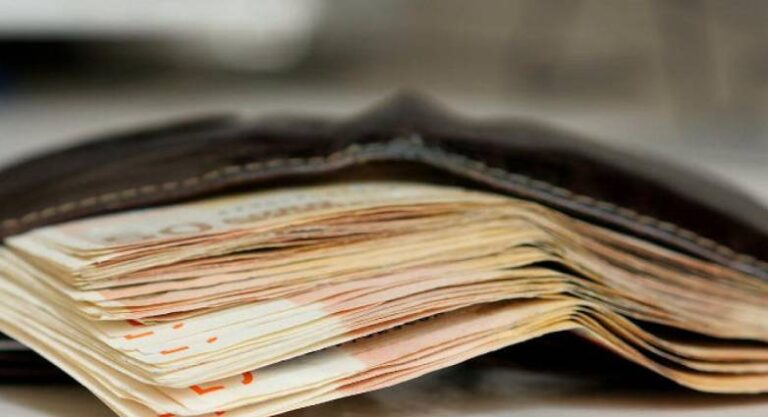 Βόλος: 50χρονη βρήκε πορτοφόλι με 2.000 ευρώ και το παρέδωσε στην αστυνομία – Ανήκε σε ξένο αθλητή
