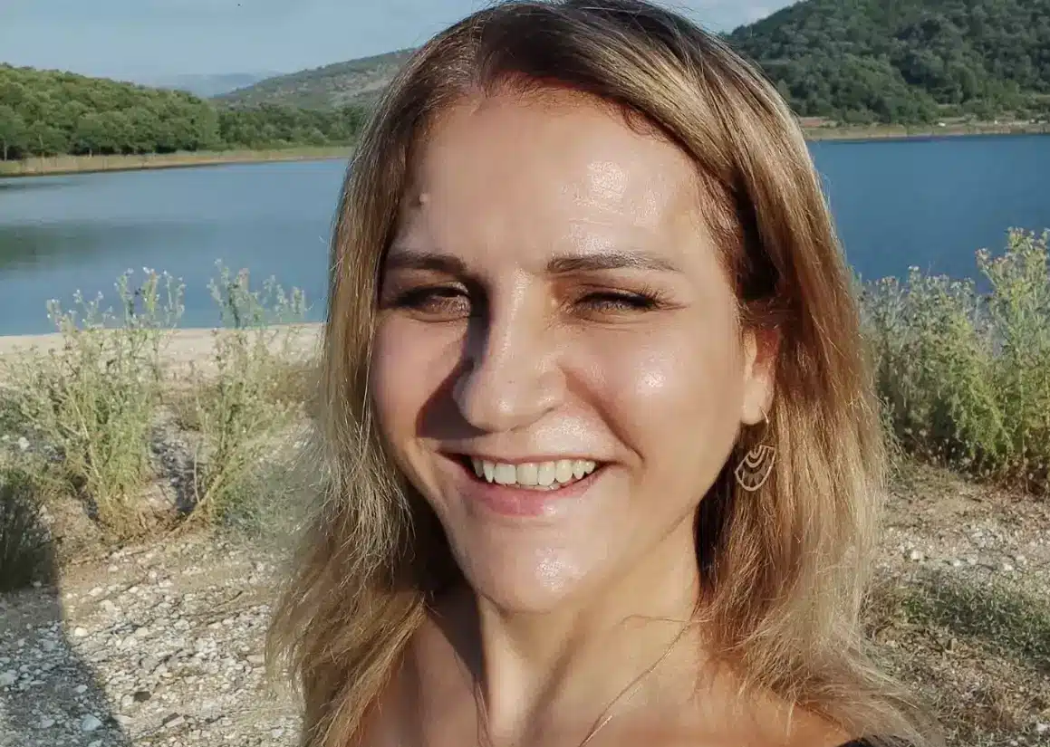 Είναι 55 και δεν έχει ίχνος… ρυτίδας: Η Μπέσσυ Μάλφα έβγαλε το μακιγιάζ, έμεινε φυσική και τις «έσβησε» όλες 1 einai 55 kai den echei ichnos rytidas i mpessy malfa evgale to makigiaz emeine fysiki kai tis esvise oles 1