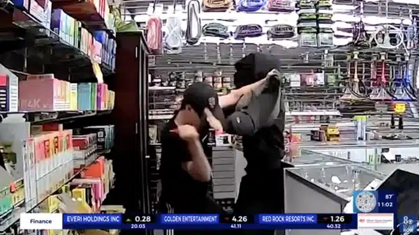 Σοκαριστικό βίντεο: Ιδιοκτήτης καταστήματος μαχαίρωσε 7 φορές επίδοξο ληστή