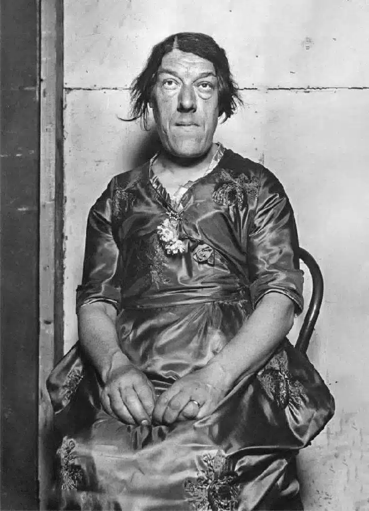 Η «Μαύρη Χήρα» που από κούκλα έγινε περίγελος για να μεγαλώσει τα παιδιά της 3 i quot mayri chira quot poy apo koykla egine perigelos gia na megalosei ta paidia tis 2