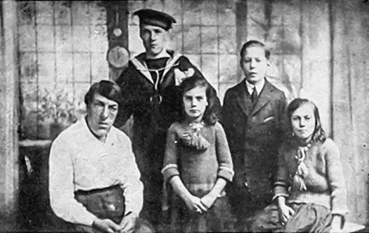 Η «Μαύρη Χήρα» που από κούκλα έγινε περίγελος για να μεγαλώσει τα παιδιά της 5 i quot mayri chira quot poy apo koykla egine perigelos gia na megalosei ta paidia tis 4