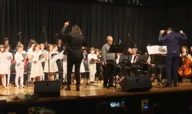 Mαθητές τιμούν τη μνήμη των Τάσου Ισαάκ και Σολωμού Σολωμού, τραγουδώντας σε ποίηση Ι.Θ. Μάζη