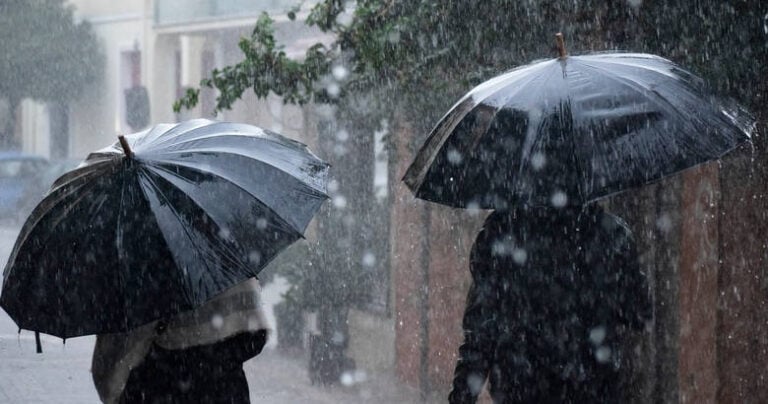 Ανατροπή με τον καιρό: Αφήνουμε τις παραλίες και βάζουμε αδιάβροχα