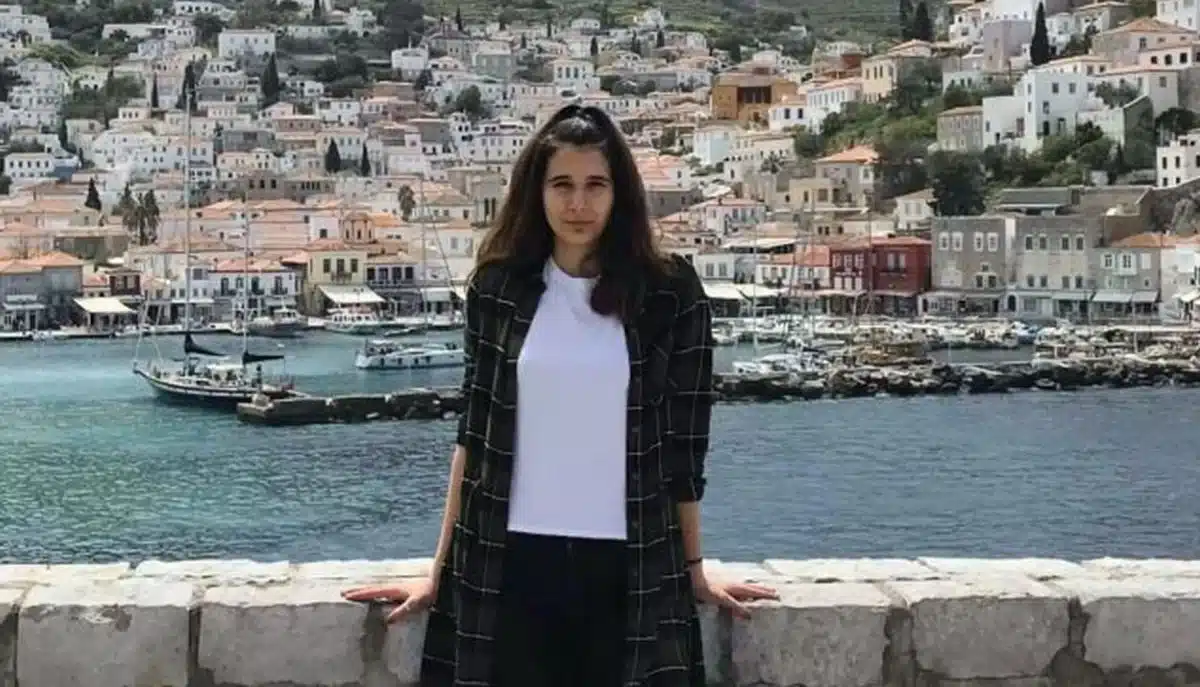 «Μας είπαν ότι η Θάλεια είχε εξάνθημα στο πόδι» λέει ο αδερφός της 19χρονης ναυτικής δοκίμου που «έσβησε» 3 kordabaloy
