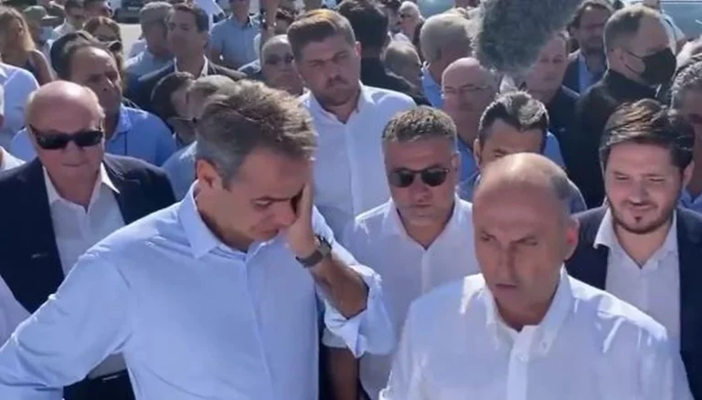 Γιατί είναι αφηρημένος ο Κυριάκος Μητσοτάκης στην Κεφαλονιά;