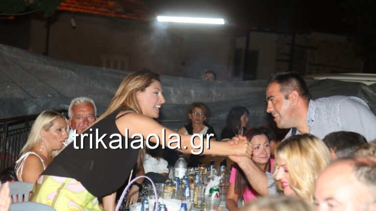 H Έλενα Παπαρίζου γλέντησε με κλαρίνα στο χωριό της στην Καρδίτσα