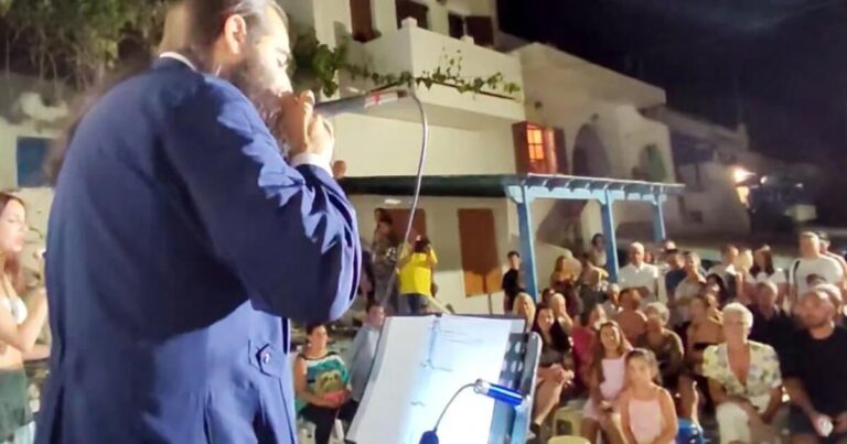 Ιερέας στη Νάξο τραγουδάει σε ραπ το «Διθέσιο» της Πρωτοψάλτη σε συναυλία
