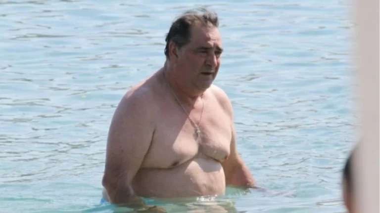 Αναστατώνει το γυναικείο πληθυσμό της Μυκόνου ο Βασίλης Καρράς με την κορμοστασιά του